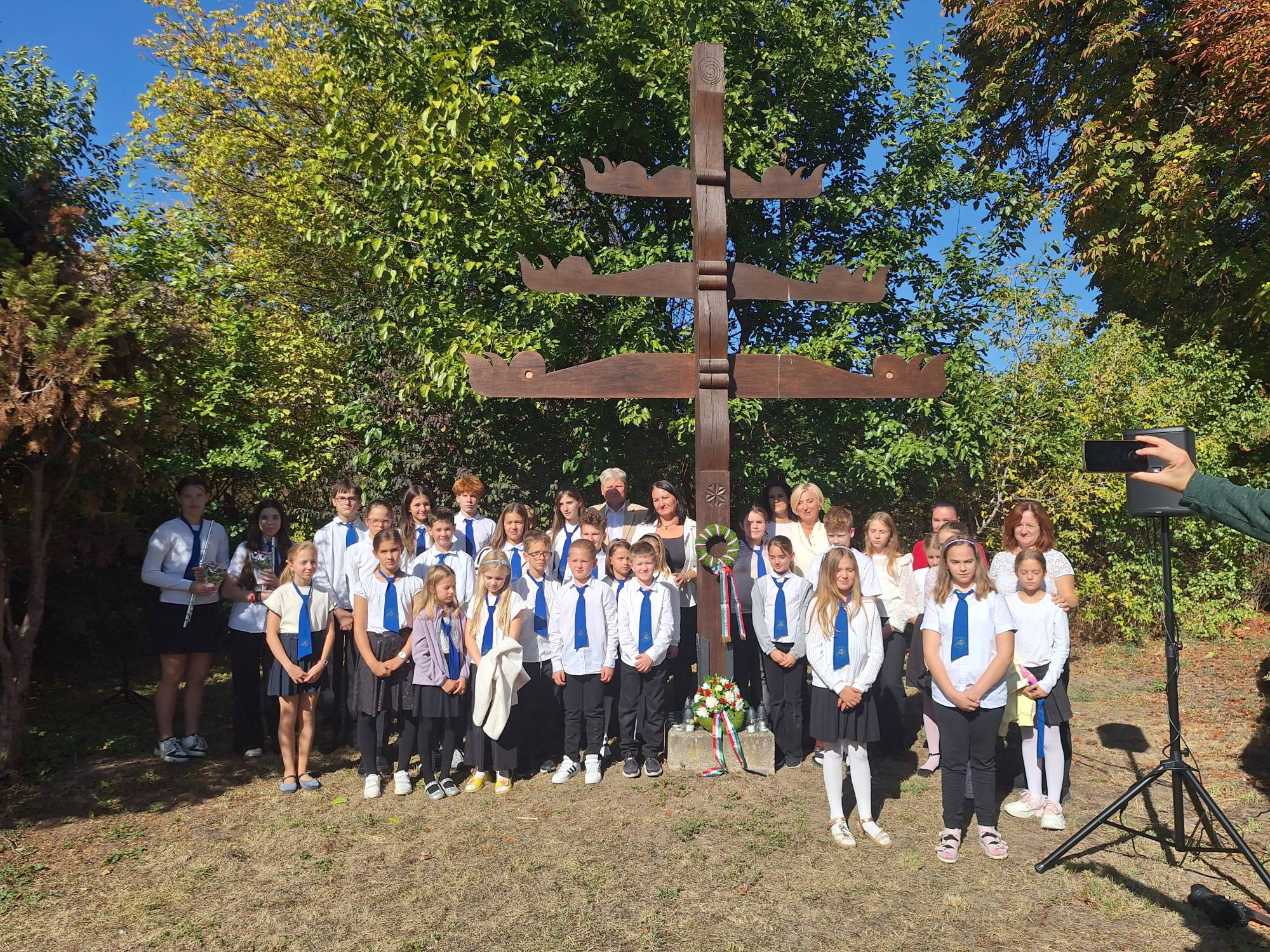 HERCEGHALOM K�ZS�G �NKORM�NYZATA OKT�BER 6-�N D�LEL�TT A HERCEGHALMI �LTAL�NOS ISKOLA �S ALAPFOK� M�V�SZETI ISKOLA TANUL�INAK R�SZV�TEL�VEL EML�KEZETT A 177 �VE ARADON KIV�GZETT HONV�DT�BORNOKOKRA